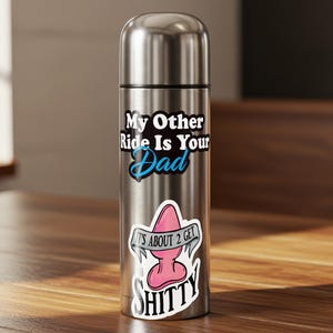 Pode incluir: Uma garrafa de &aacute;gua isolada em a&ccedil;o inoxid&aacute;vel com tr&ecirc;s adesivos. O adesivo superior diz "My Other Ride Is Your Dad" em texto preto e branco com um "Dad" azul. O adesivo do meio &eacute; um plug anal rosa com o texto "IT'S ABOUT 2 GET".