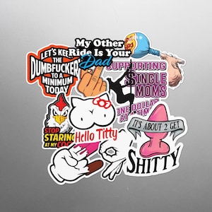 Pode incluir: Uma cole&ccedil;&atilde;o de autocolantes coloridos com v&aacute;rios designs e texto. Os autocolantes apresentam frases como "Let's Kef Ride Is Your Dad", "Supporting Single Moms" e "It's About 2 Get Shitty". Outros designs incluem uma personagem inspirada na Hello Kitty e uma galinha de desenho animado.