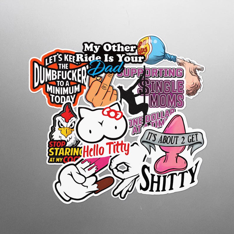 Pode incluir: Uma cole&ccedil;&atilde;o de autocolantes coloridos com v&aacute;rios designs e texto. Os autocolantes apresentam frases como "Let's Kef Ride Is Your Dad", "Supporting Single Moms" e "It's About 2 Get Shitty". Outros designs incluem uma personagem inspirada na Hello Kitty e uma galinha de desenho animado.