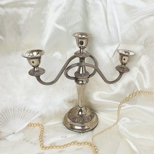 Candelabro vintage plateado de mediados de siglo decoración de estilo gótico clásico