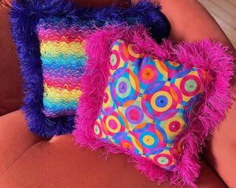 Pride-geïnspireerde *Limited Edition* decoratieve kussens van Pandora Boxx van RuPaul's Drag Race