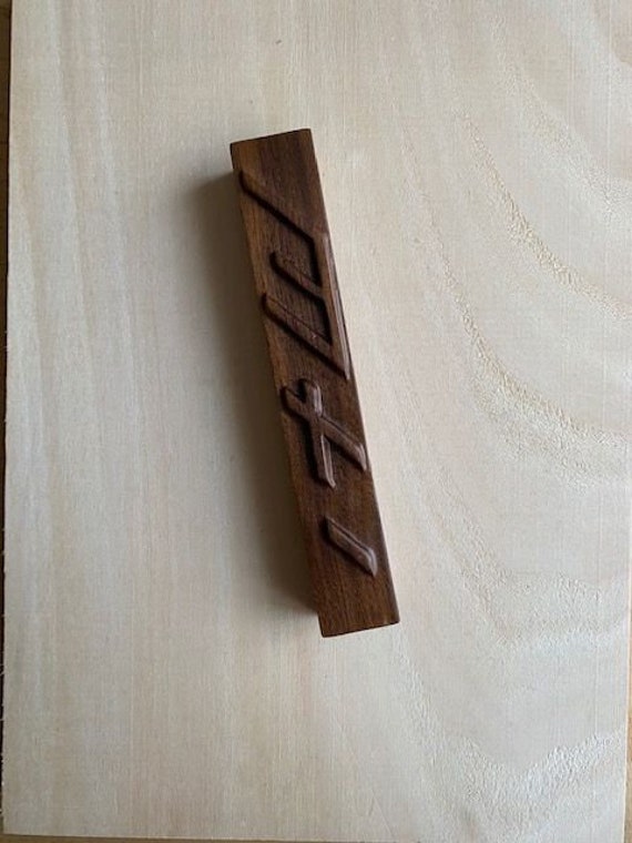 Mézouza Sculptée en Bois de Noyer