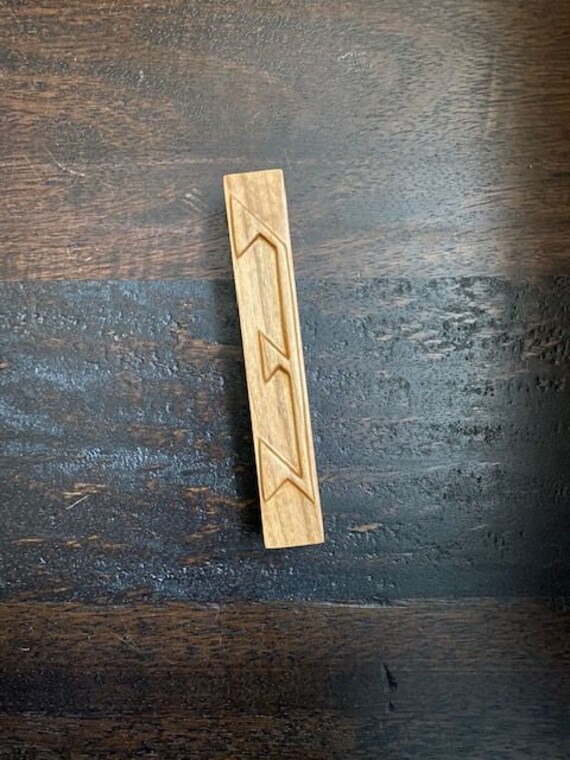 Mézouza Sculptée en Bois de Merisier