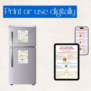 K&ouml;nnte beinhalten: Ein grauer K&uuml;hlschrank mit zwei GLP-1 Food Guide-Magneten, einem Tablet und einem Smartphone, die denselben Leitfaden anzeigen. Das Tablet und das Smartphone zeigen den Inhalt des Leitfadens, der Lebensmittelkategorien und Ern&auml;hrungsinformationen enth&auml;lt. Der Text oben lautet "Print or use digitally."