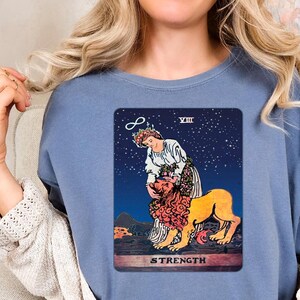 Esthetisch tarotshirt: boho-kracht-T-shirt met leeuw en godin-ontwerp - mystiek T-shirt met boho-vibes - T-shirt comfortabele kleuren