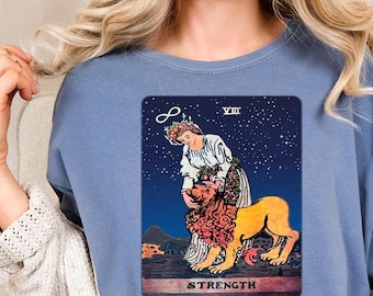 Tarotkaart-T-shirt Strength: Boho Lion Goddess Design - T-shirt met comfortkleuren