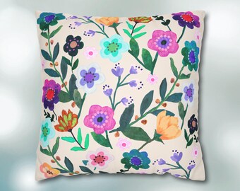 Könnte beinhalten: Quadratisches Zierkissen mit floralem Muster. Das Kissen hat einen cremefarbenen Hintergrund mit einem sich wiederholenden Design aus bunten Blumen in Lila, Rosa, Orange und Türkis, mit grünen Blättern und Stielen.