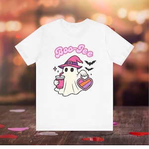 Boo-Jee キュートなゴーストTシャツ、ガーリーなハロウィンスウェットシャツ、ガールフレンドへのギフト、トレンディなレディースシャツ、彼女へのギフト、ゴーストTシャツ