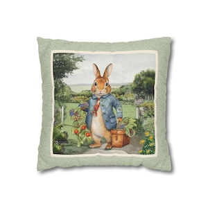 Puede incluir: Una taza de cerámica blanca con un asa negra y el texto "But First, Coffee" en negrita negra. La taza se encuentra sobre un fondo borroso, sugiriendo un ambiente acogedor.