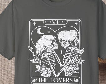 Chemise de cartes de tarot Lesbian Lovers : t-shirt squelette LGBTQ - couleurs confortables