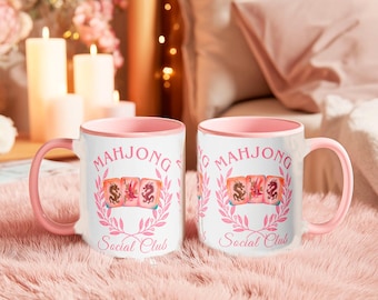 Taza del Club de Mahjong, Regalo Divertido para Amantes del Mahjong, Taza Rosa para Noches de Juegos, Regalo de Cerámica para Anfitriones y Jugadores de Mahjong