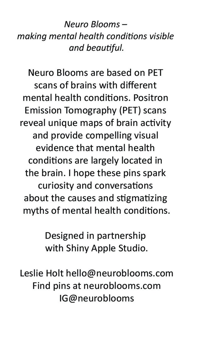 Op de afbeelding: Neuro Blooms is een project dat PET-scans gebruikt om de hersenactiviteit bij mensen met verschillende psychische aandoeningen te visualiseren. De tekst legt uit dat het project tot doel heeft om nieuwsgierigheid en gesprekken over psychische aandoeningen aan te wakkeren. De tekst bevat ook contactgegevens voor het project.