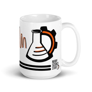 Op de afbeelding: Witte keramische mok met een zwart en oranje wetenschapsthema. Het ontwerp bevat een fles, een tandwiel en de woorden "Nerdy Science Stuff". De mok heeft een gebogen handvat en een glanzende afwerking.