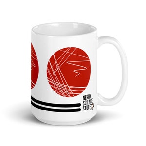 Könnte beinhalten: Weiße Keramiktasse mit einem roten und weißen geometrischen Design. Die Tasse hat schwarze Streifen am Boden und den Text "Nerdy Science Stuff" in Schwarz.