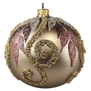 Silverado  Ornament, ball of 10 cm, with violet leaves