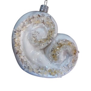 Adorno de cruasán de cristal: elegante decoración navideña inspirada en la panadería.