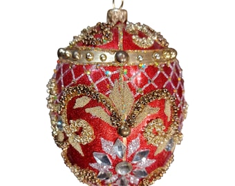 Lyxig röd julgransprydnad i glas med gulddekorationer och kristaller