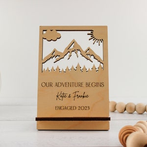 Cadeaux de fiançailles pour couple, carte en bois personnalisée, cadeau fiancé personnalisé pour lui ou elle, cadeau pour couple fiancé, aventure montagnes arbres, carte en bois