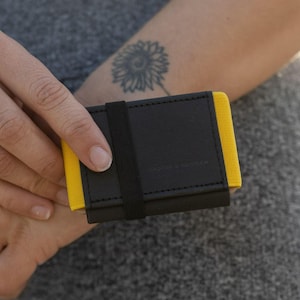 Monedero pequeño con bolsillo para monedas. Mini billetera mujer y hombre. Porta tarjetas. ANDERS & KOMISCH MINI negra / negra 9x5,5cm