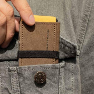 A&K mini billetera con compartimento para monedas marrón/amarillo - billetera delgada para mujer regalo para hombres sustentable hecha a mano en Alemania 9 x 5,5 cm