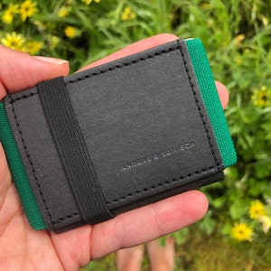 Monedero pequeño con bolsillo para monedas. Mini billetera mujer y hombre. Porta tarjetas. ANDERS & KOMISCH MINI negra / verde 9x5,5cm