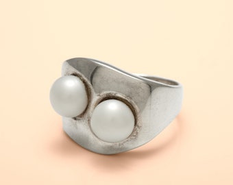 925 sterling silver ring with two cultured pearls. Design ring with two genuine pearls in solid sterling silver, Toi et moi modern ring