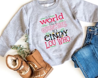 En un mundo lleno de grinches Sé una camisa de Cindy Lou Who YOUTH, cindy lou who shirt, cindy lou who sudaderas, camisas de Navidad