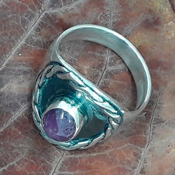 Ring aus 925er Silber und Rubin, gealtertes Silber, ethnisches Design – eine blaue Welt