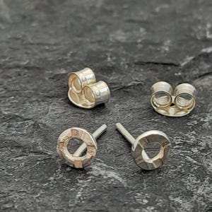 Pendientes círculos pequeños de plata 925, Pendientes de botón, Hecho a mano - Un Mundo Azul