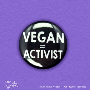 Puede incluir: Botón negro con texto blanco que dice "VEGAN = ACTIVIST".
