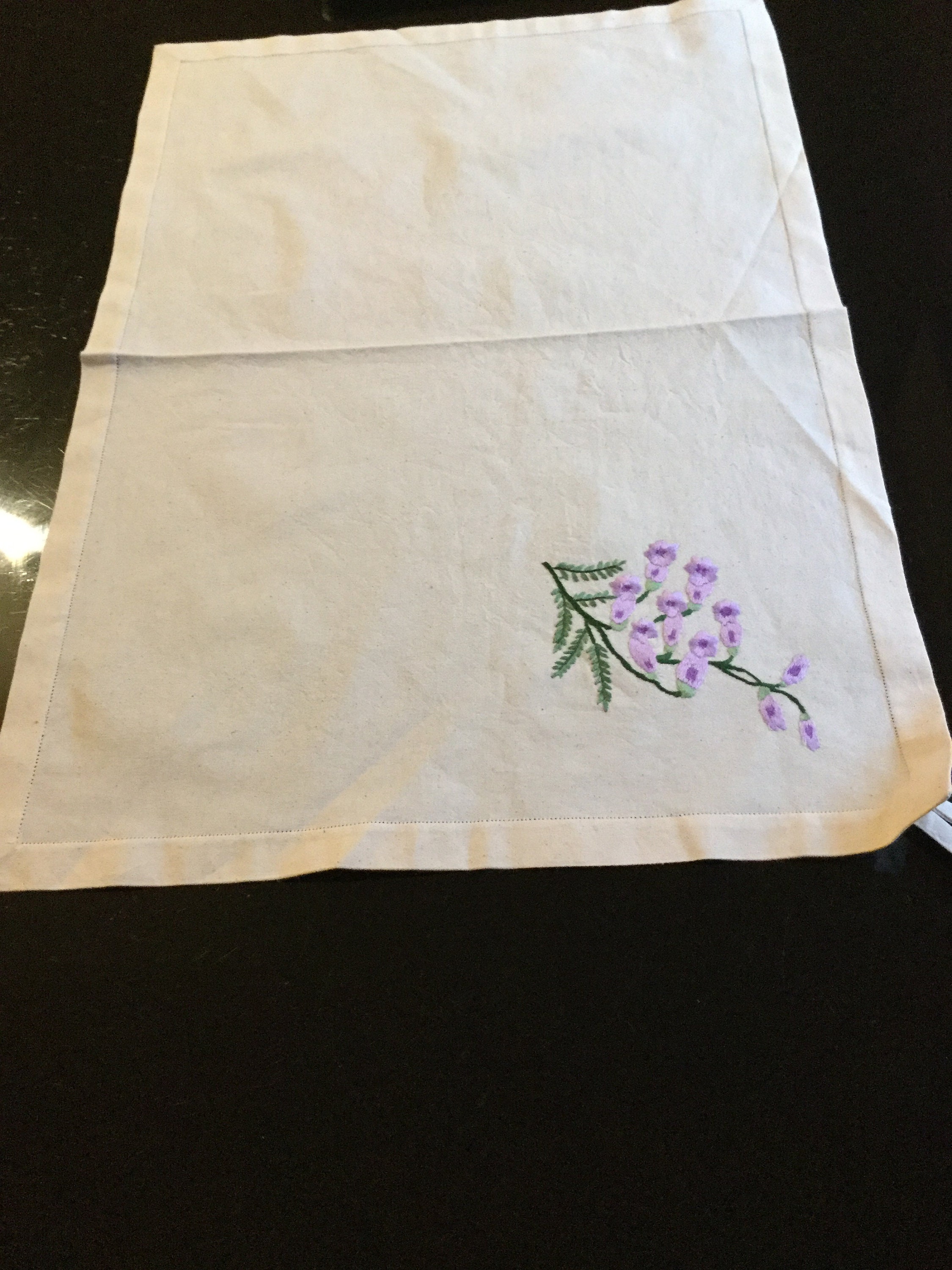 Torchon Écru Brodé Fleur Lavandes