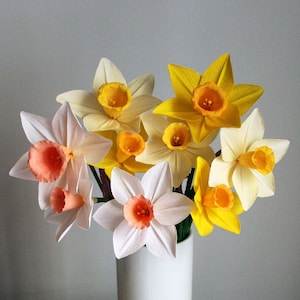 Fiori di narciso in carta crespa, composizioni di fiori di carta realistici, fiori per matrimoni primaverili, bouquet luminosi, fiori di carta fatti a mano per decorazioni