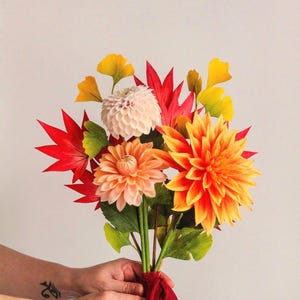 Crepepapier-Dahlienstrauß mit Herbstblättern, handgemachtes Herbst-Arrangement & umweltfreundliches Geschenk, Thanksgiving, ewige Blumen
