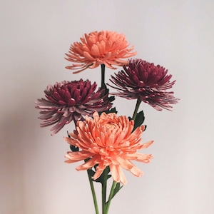 Composizione floreale di crisantemi in carta, fiori di carta crespa realistici, bouquet di fiori di carta fatti a mano, fiori per regalo di anniversario di matrimonio