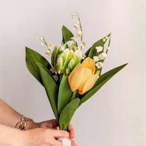 Bouquet di tulipani di carta crespa, mughetto, composizione floreale di carta fatta a mano, fiori di carta realistici, regalo per anniversario di matrimonio