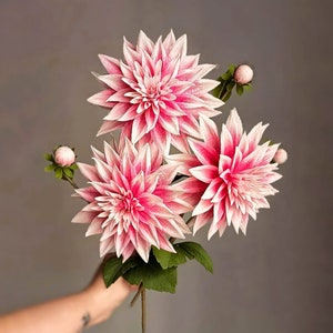 Bouquet di fiori di dalia in carta crespa, composizione floreale di carta, dalia realistica, fiori di dalia artificiali, fiori di carta fatti a mano per decorazioni