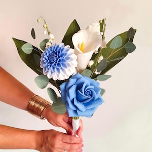 Bouquet di fiori di carta blu, fiori di carta crespa fatti a mano per matrimoni, bouquet da sposa, decorazioni per la casa o regali, composizioni floreali ecologiche