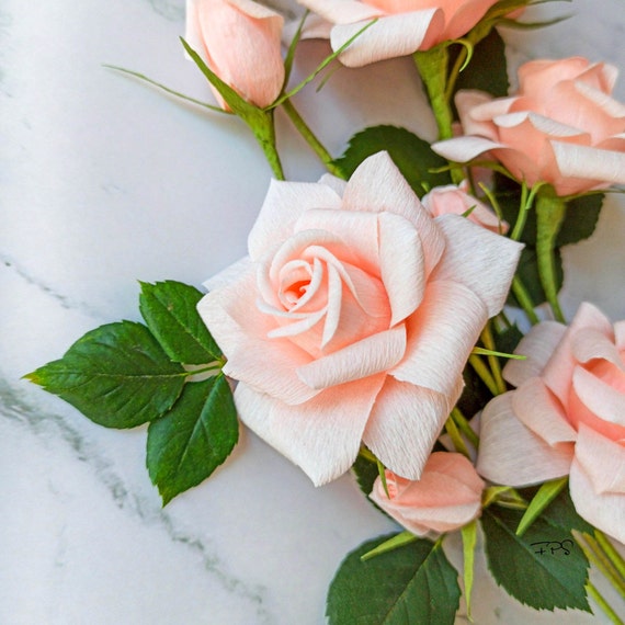 Rosa realista de papel crepé en color dusky prum, flores de papel para  regalar, flores para siempre, rosas para boda