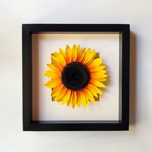 Scatola per ombrelli di girasole in carta crespa fatta a mano, arte murale botanica incorniciata, decorazioni floreali per la casa, regalo di anniversario unico per lei, arte floreale di carta
