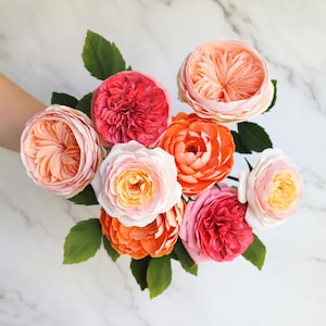 Bouquet di rose in carta crespa di David Austin, composizione di fiori di carta realistici, rose da giardino fatte a mano per decorazioni da regalo di nozze, decorazioni per la casa Forever Home Decor
