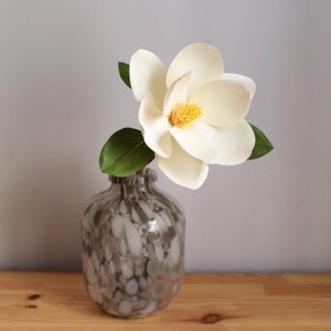 Crepe paper flowers magnolia stems, realistic paper flowers, paper magnolia flower gift, southern magnolia, handmade paper flowers for decor