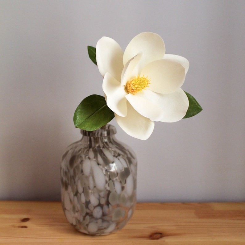 Crepe paper flowers magnolia stems, realistic paper flowers, paper magnolia flower gift, southern magnolia, handmade paper flowers for decor