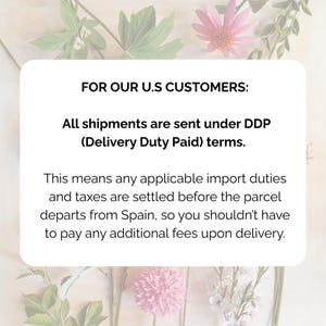 以下が含まれることがあります： テキストが記載された白い長方形のカード。「FOR OUR U.S CUSTOMERS: All shipments are sent under DDP (Delivery Duty Paid) terms. これは、適用される輸入関税と税金が、小包がスペインから出発する前に決済されることを意味します...」