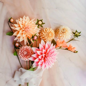 Bouquet realistico di dalie in carta crespa, dalie con piatto da portata e pompon, fiori estivi fatti a mano, regalo floreale, set di centrotavola per matrimonio