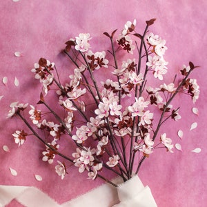 Fiori di carta con steli di fiori di ciliegio, fiori di sakura fatti a mano, bouquet di fiori di ciliegio, fiori primaverili per vasi, fiori di carta crespa per decorazioni