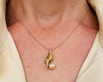 Vintage 14k Gold Victorian Style Hand Holding Pearl Necklace