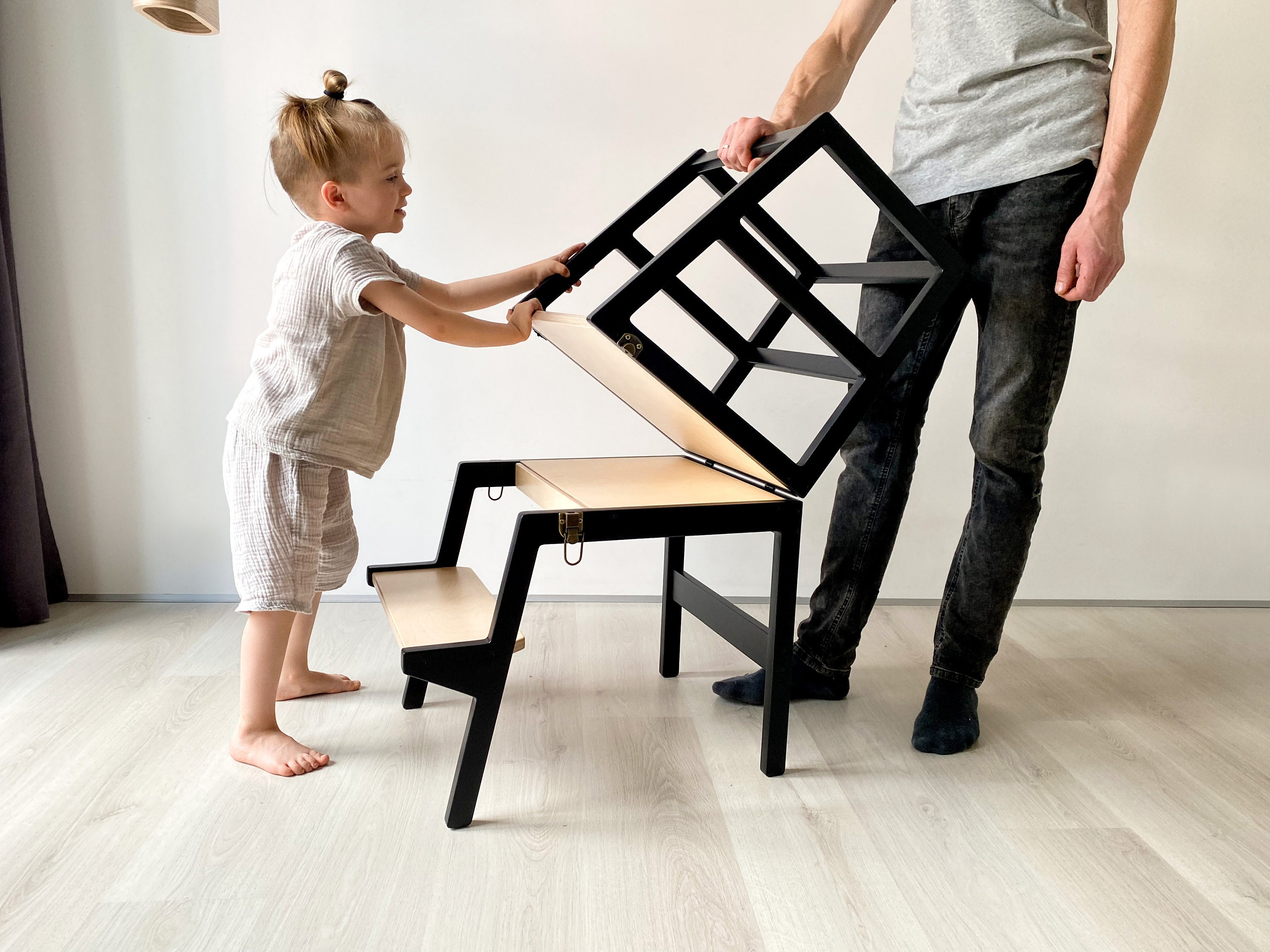 Torre de Aprendizaje Montessori con Pizarra - Plataforma de Madera para  Trepar en la Cocina para Bebés y Niños - Torres Ajustables para Encimeras y  Mesa - Taburete Seguro y Duradero : : Bebé