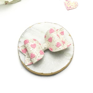 Herz-Haar-Schleife, Valentinstag Baby Outfit, weiße Glitzer Schleife, Mädchen Haarschleife, Valentines Baby Stirnband