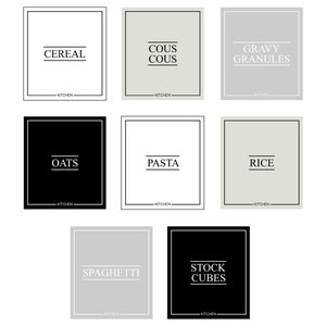 K&ouml;nnte beinhalten: Eine Sammlung minimalistischer K&uuml;chenetiketten mit Texten wie "CEREAL", "COUS COUS", "GRAVY GRANULES", "OATS", "PASTA", "RICE", "SPAGHETTI" und "STOCK CUBES". Jedes Etikett hat einen einfachen Rahmen und das Wort "KITCHEN".