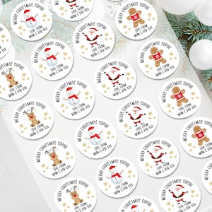 Op de afbeelding: Een verzameling witte, ronde kerststickers met diverse feestelijke illustraties, waaronder sneeuwmannen, peperkoekenmannen, rendieren en de kerstman. Elke sticker heeft de tekst "Merry Christmas Sophie" en "Love from Mum & Dad XXX".